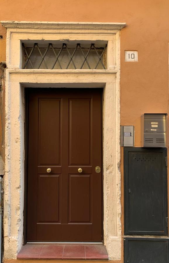 Daisy House: Nice Attic In The Historical Center Salo Exterior photo